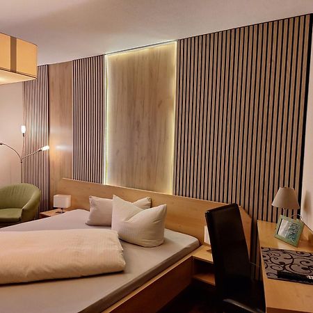 Hotel Garni Und Apartments Zur Krone Хильпольтштайн Экстерьер фото