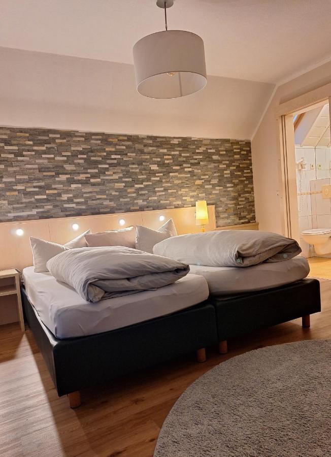 Hotel Garni Und Apartments Zur Krone Хильпольтштайн Экстерьер фото