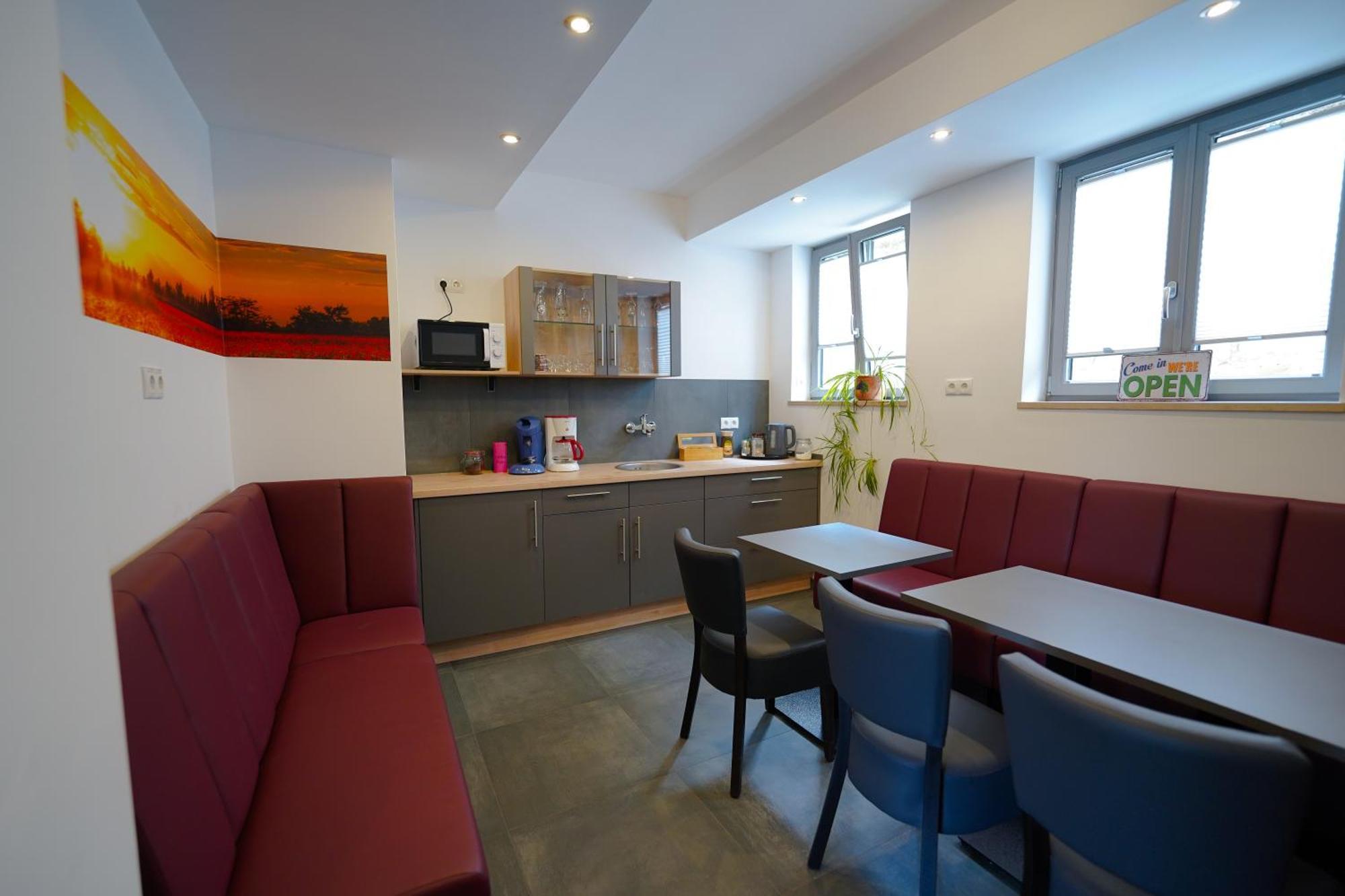 Hotel Garni Und Apartments Zur Krone Хильпольтштайн Экстерьер фото