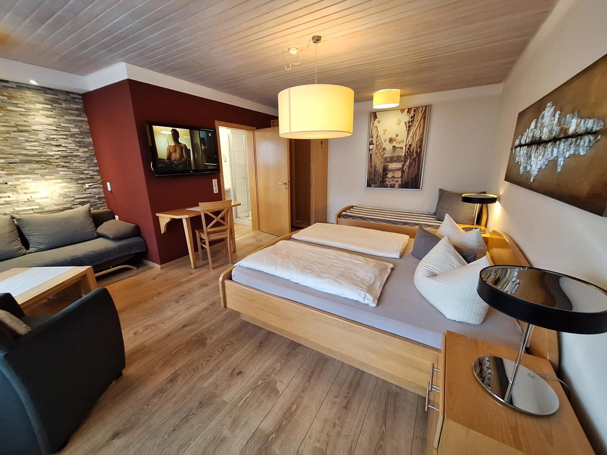 Hotel Garni Und Apartments Zur Krone Хильпольтштайн Экстерьер фото