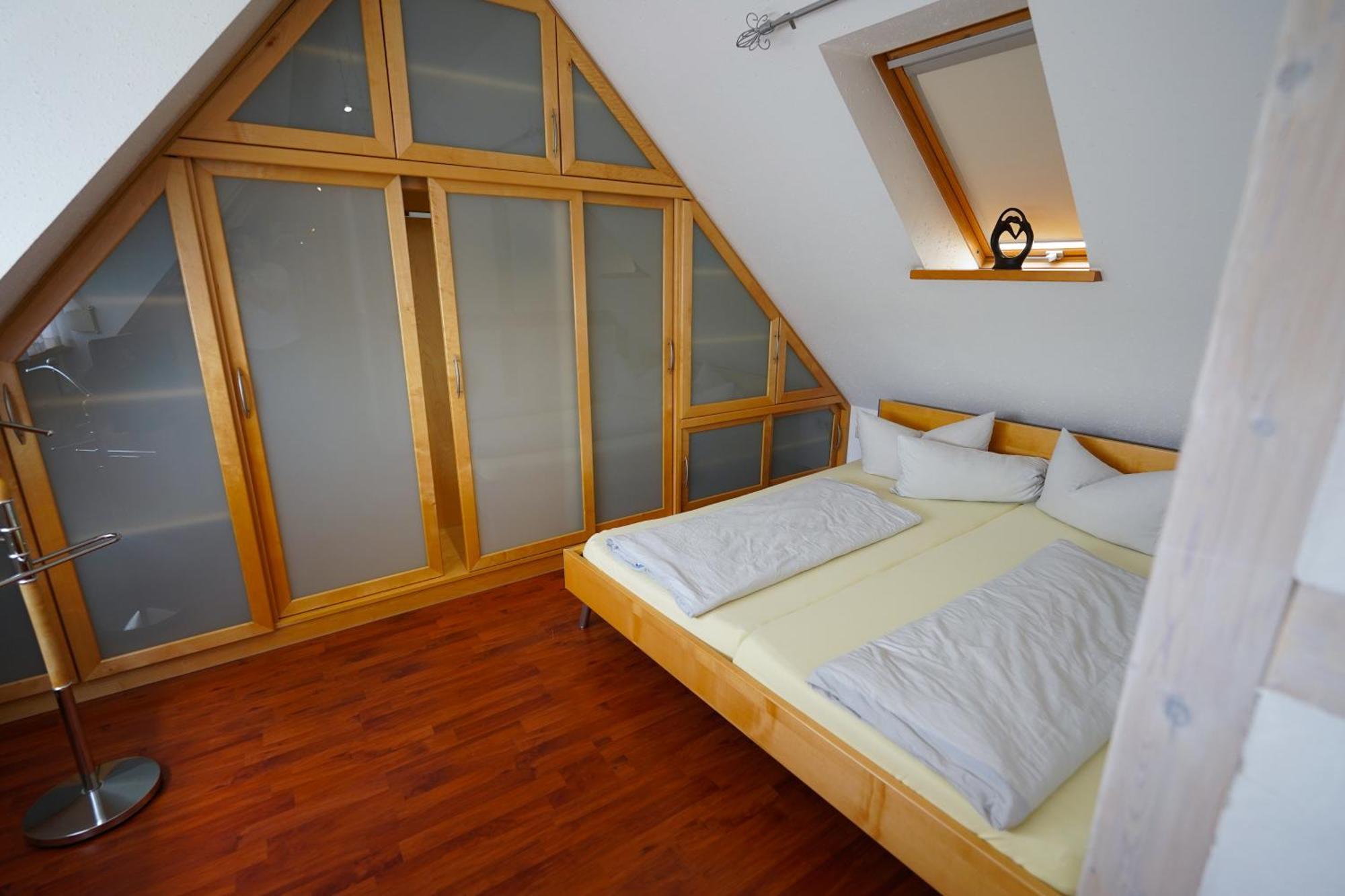 Hotel Garni Und Apartments Zur Krone Хильпольтштайн Экстерьер фото