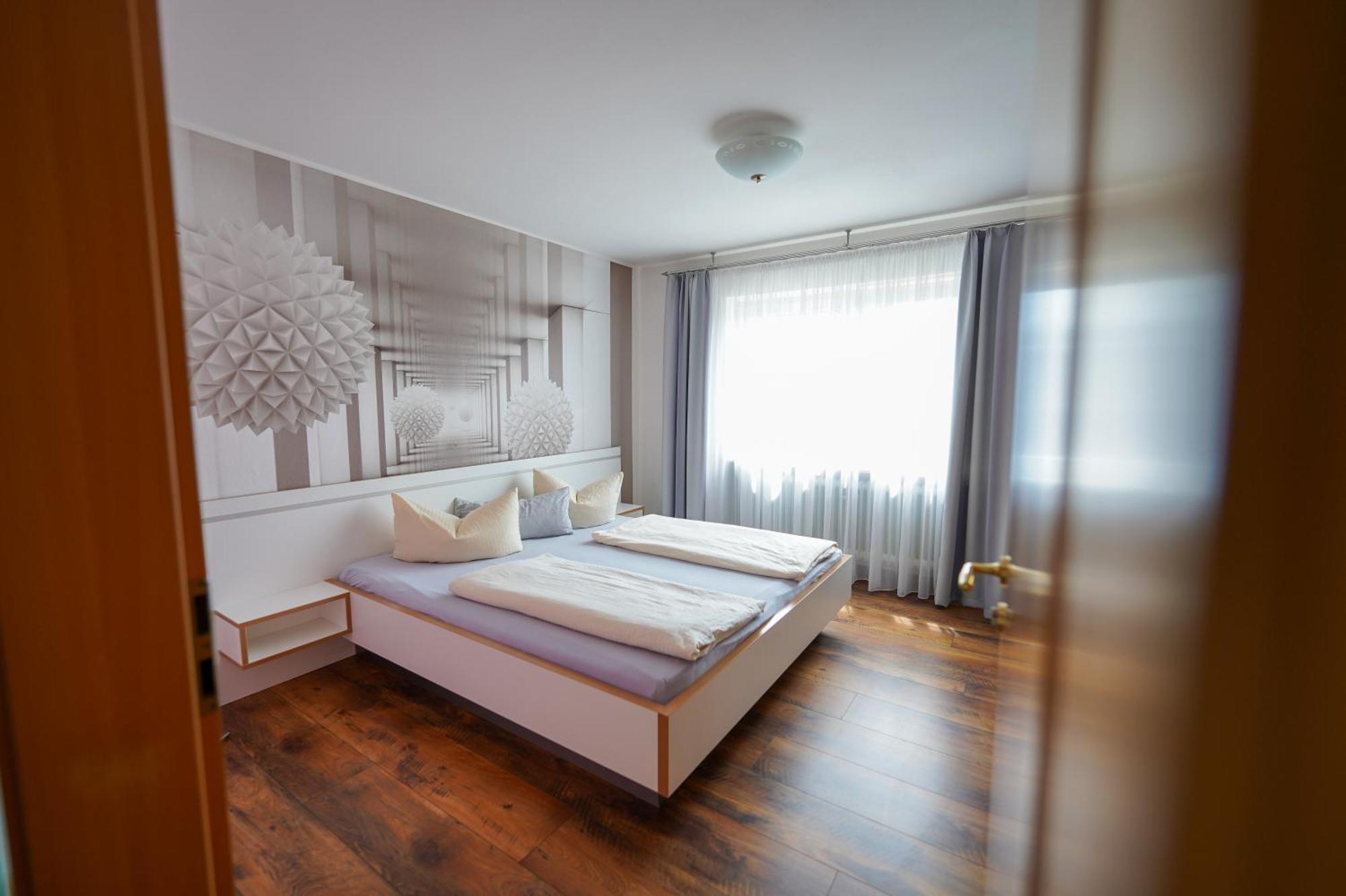Hotel Garni Und Apartments Zur Krone Хильпольтштайн Экстерьер фото