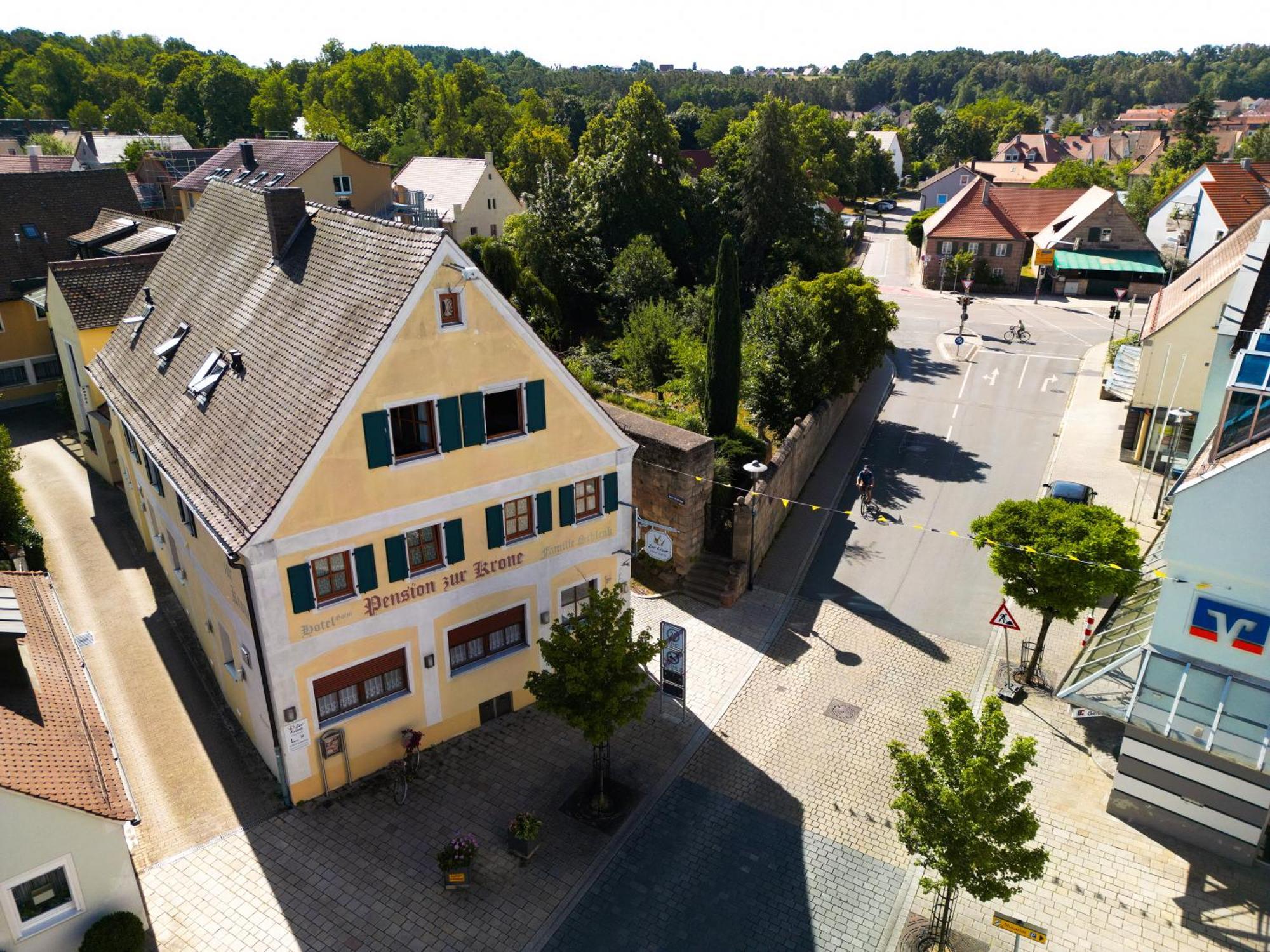Hotel Garni Und Apartments Zur Krone Хильпольтштайн Экстерьер фото