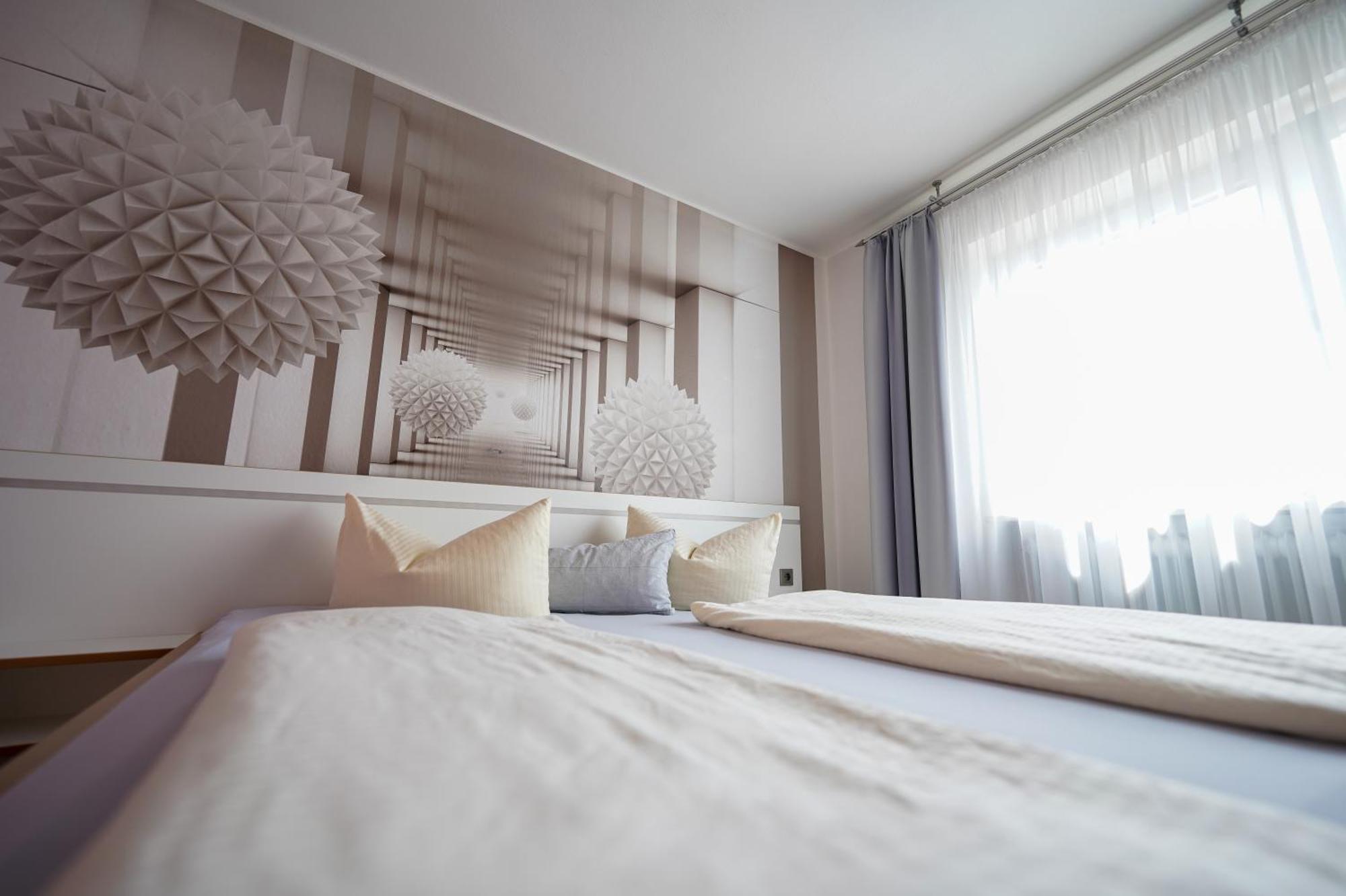 Hotel Garni Und Apartments Zur Krone Хильпольтштайн Экстерьер фото