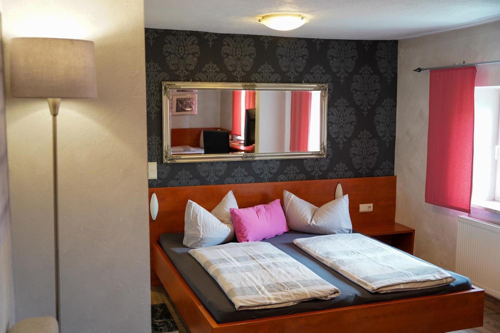Hotel Garni Und Apartments Zur Krone Хильпольтштайн Экстерьер фото