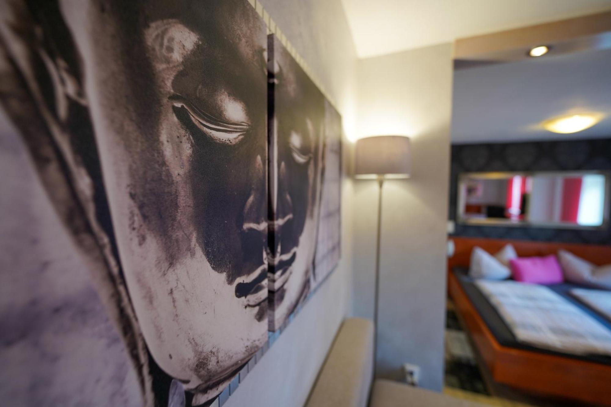 Hotel Garni Und Apartments Zur Krone Хильпольтштайн Экстерьер фото