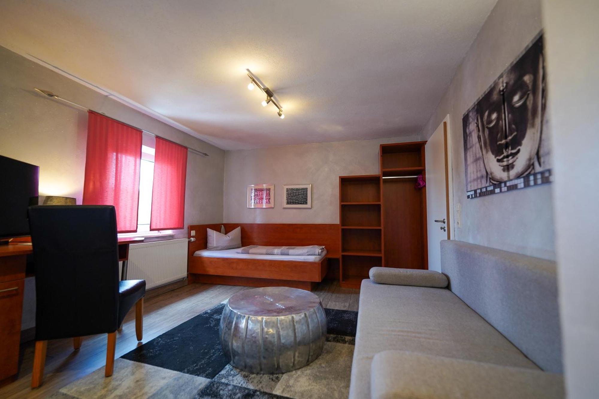 Hotel Garni Und Apartments Zur Krone Хильпольтштайн Экстерьер фото