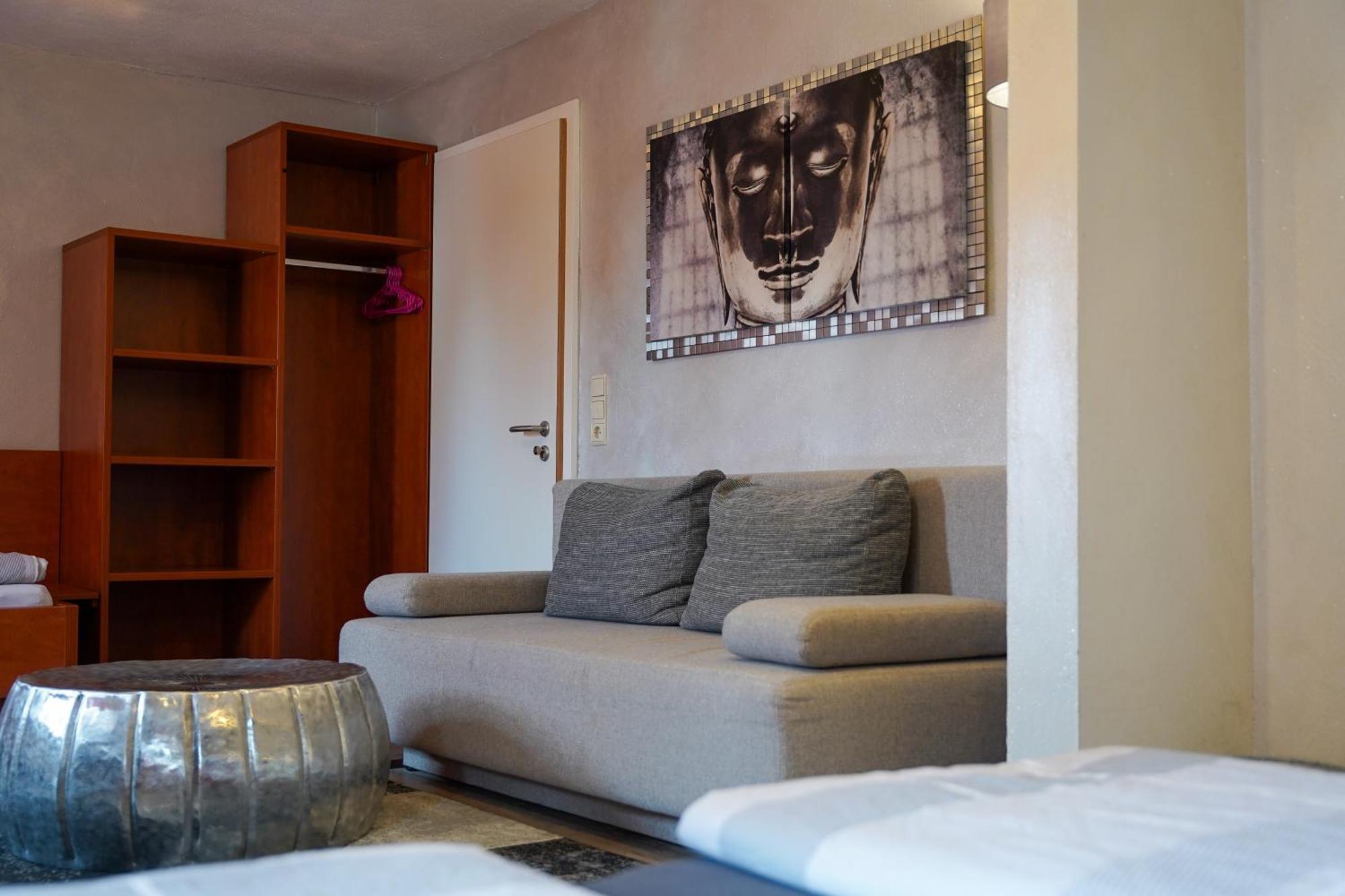 Hotel Garni Und Apartments Zur Krone Хильпольтштайн Экстерьер фото