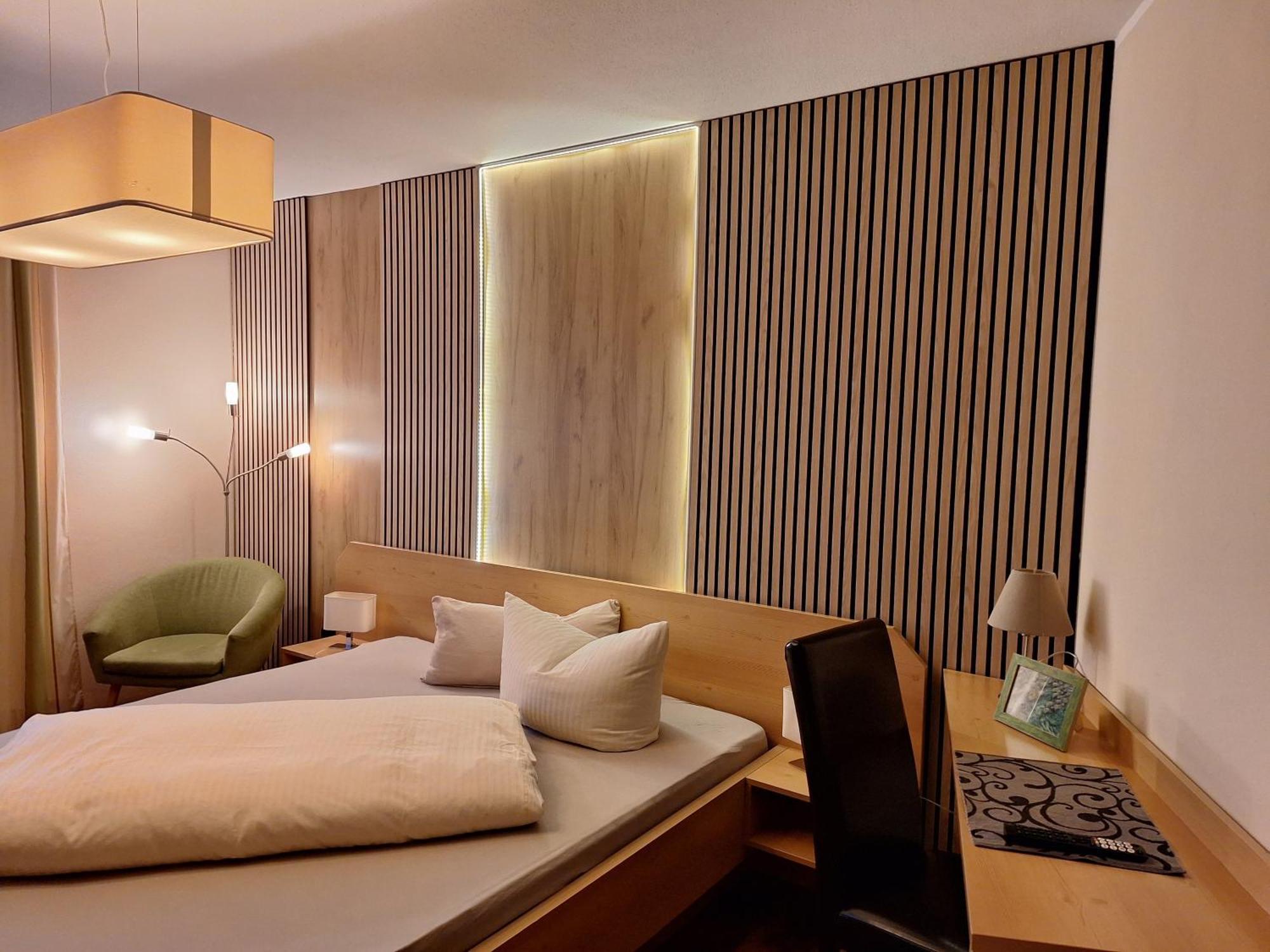 Hotel Garni Und Apartments Zur Krone Хильпольтштайн Экстерьер фото
