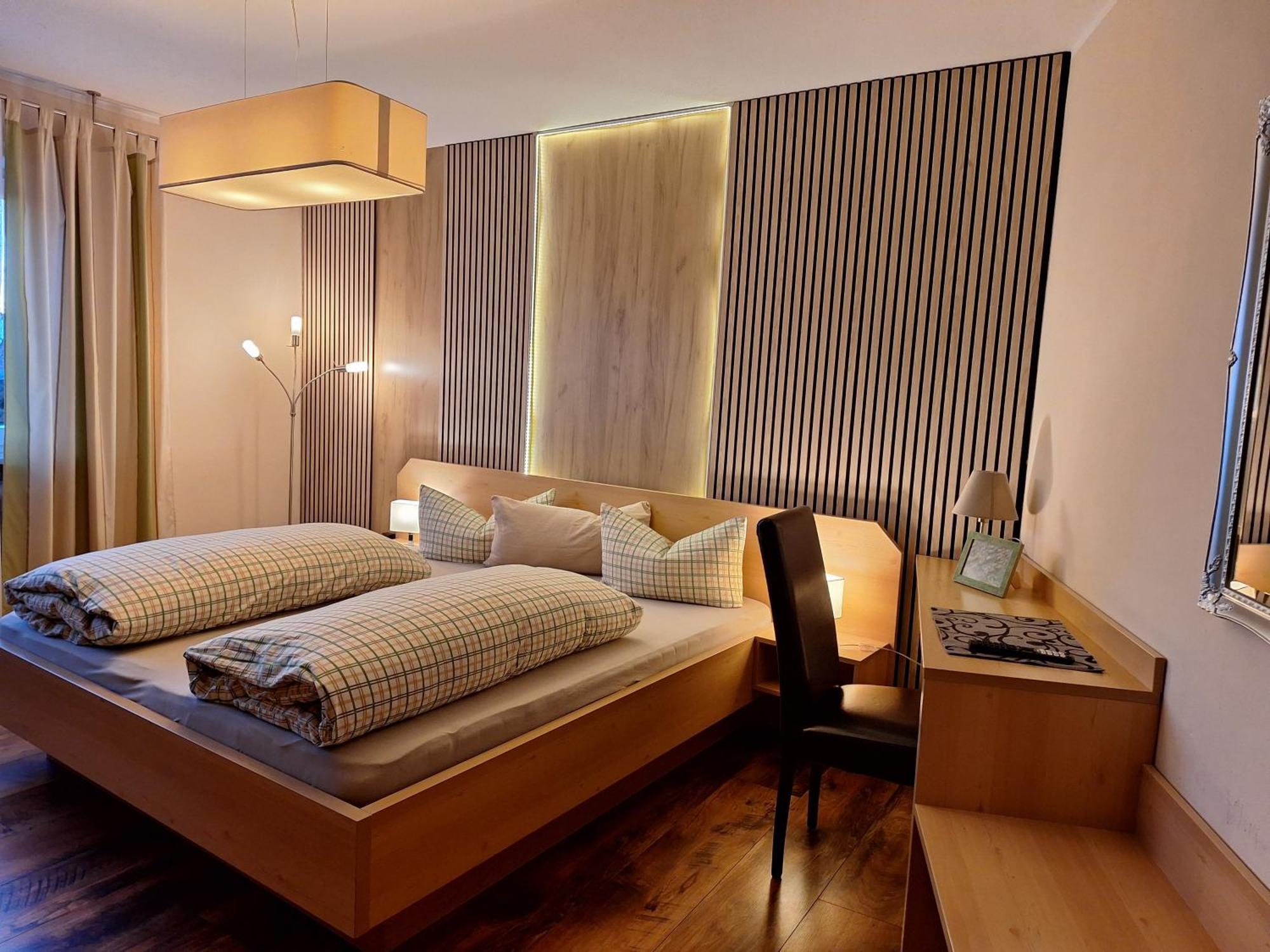 Hotel Garni Und Apartments Zur Krone Хильпольтштайн Экстерьер фото