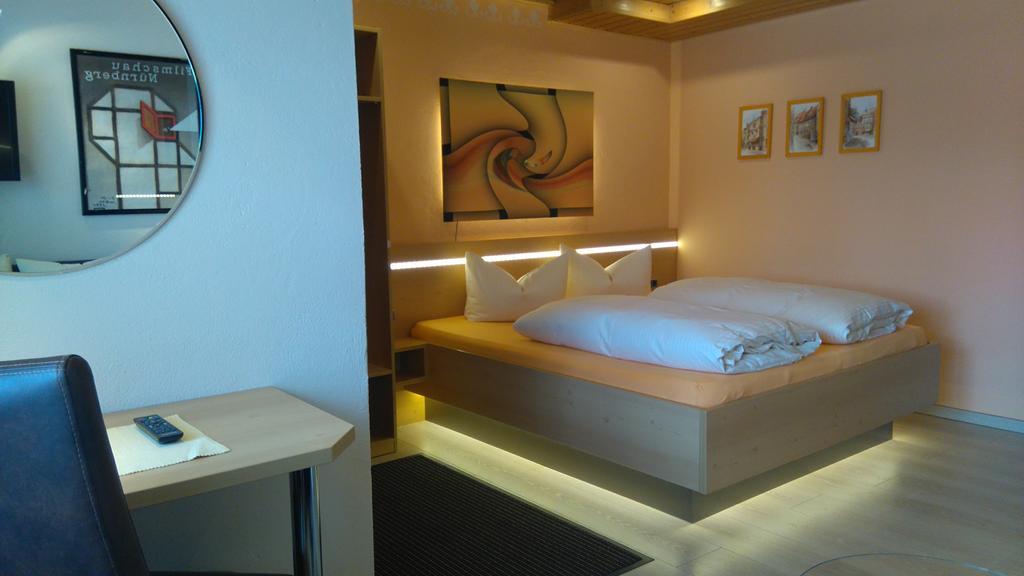 Hotel Garni Und Apartments Zur Krone Хильпольтштайн Экстерьер фото