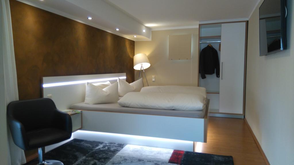 Hotel Garni Und Apartments Zur Krone Хильпольтштайн Экстерьер фото