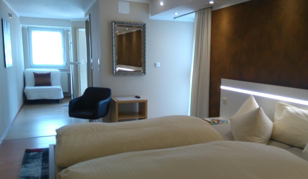 Hotel Garni Und Apartments Zur Krone Хильпольтштайн Экстерьер фото