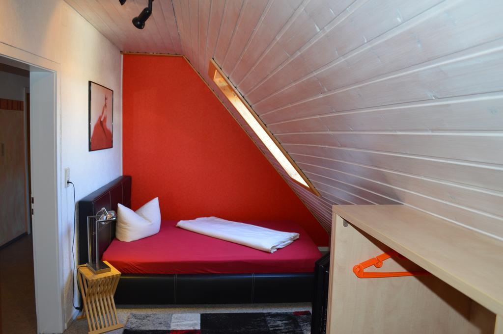 Hotel Garni Und Apartments Zur Krone Хильпольтштайн Экстерьер фото