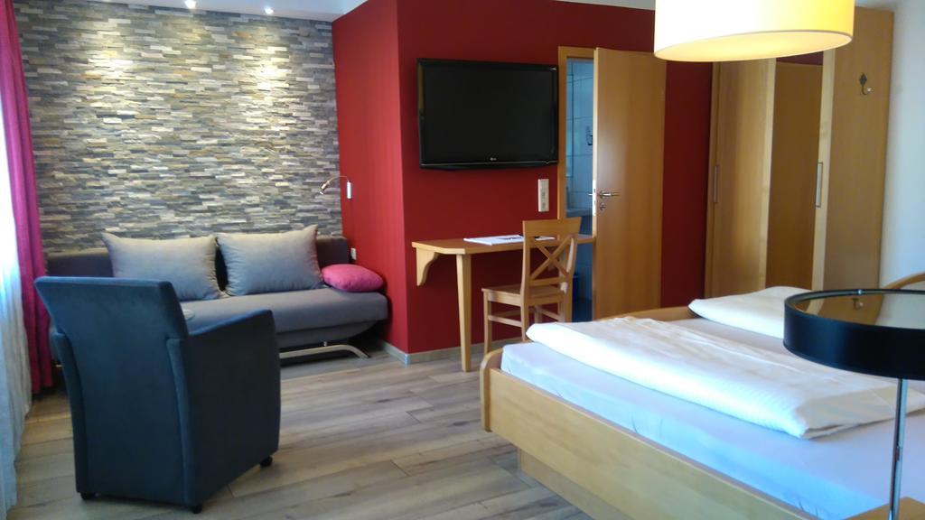 Hotel Garni Und Apartments Zur Krone Хильпольтштайн Экстерьер фото