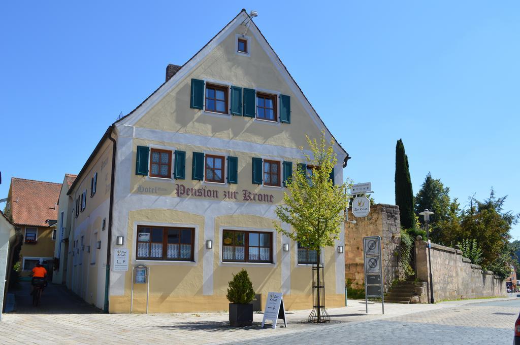 Hotel Garni Und Apartments Zur Krone Хильпольтштайн Экстерьер фото