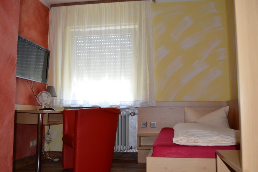Hotel Garni Und Apartments Zur Krone Хильпольтштайн Экстерьер фото