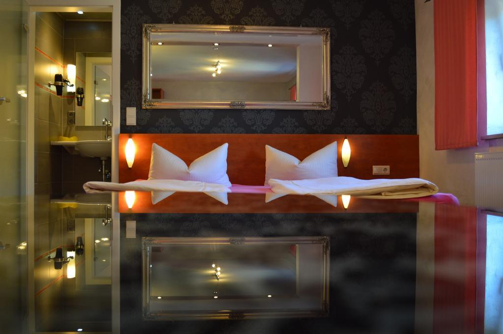 Hotel Garni Und Apartments Zur Krone Хильпольтштайн Экстерьер фото
