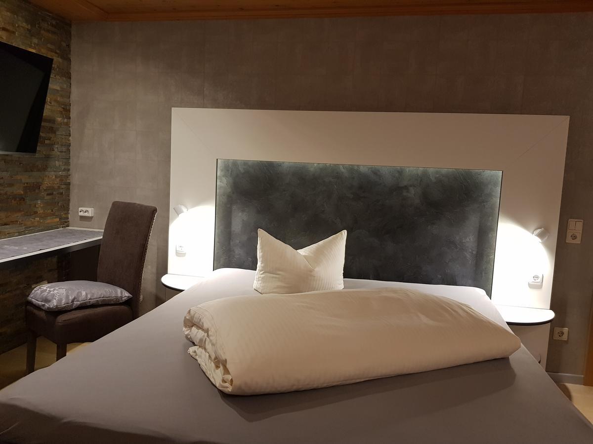 Hotel Garni Und Apartments Zur Krone Хильпольтштайн Экстерьер фото