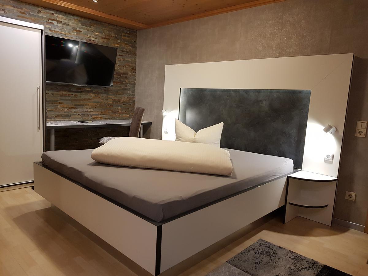 Hotel Garni Und Apartments Zur Krone Хильпольтштайн Экстерьер фото