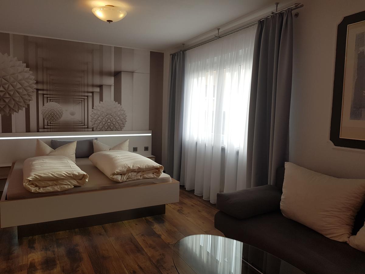 Hotel Garni Und Apartments Zur Krone Хильпольтштайн Экстерьер фото