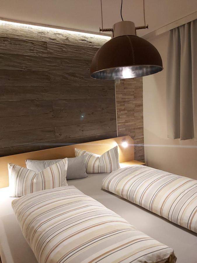 Hotel Garni Und Apartments Zur Krone Хильпольтштайн Экстерьер фото