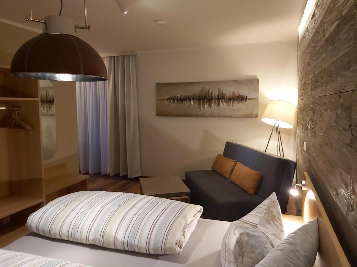 Hotel Garni Und Apartments Zur Krone Хильпольтштайн Экстерьер фото