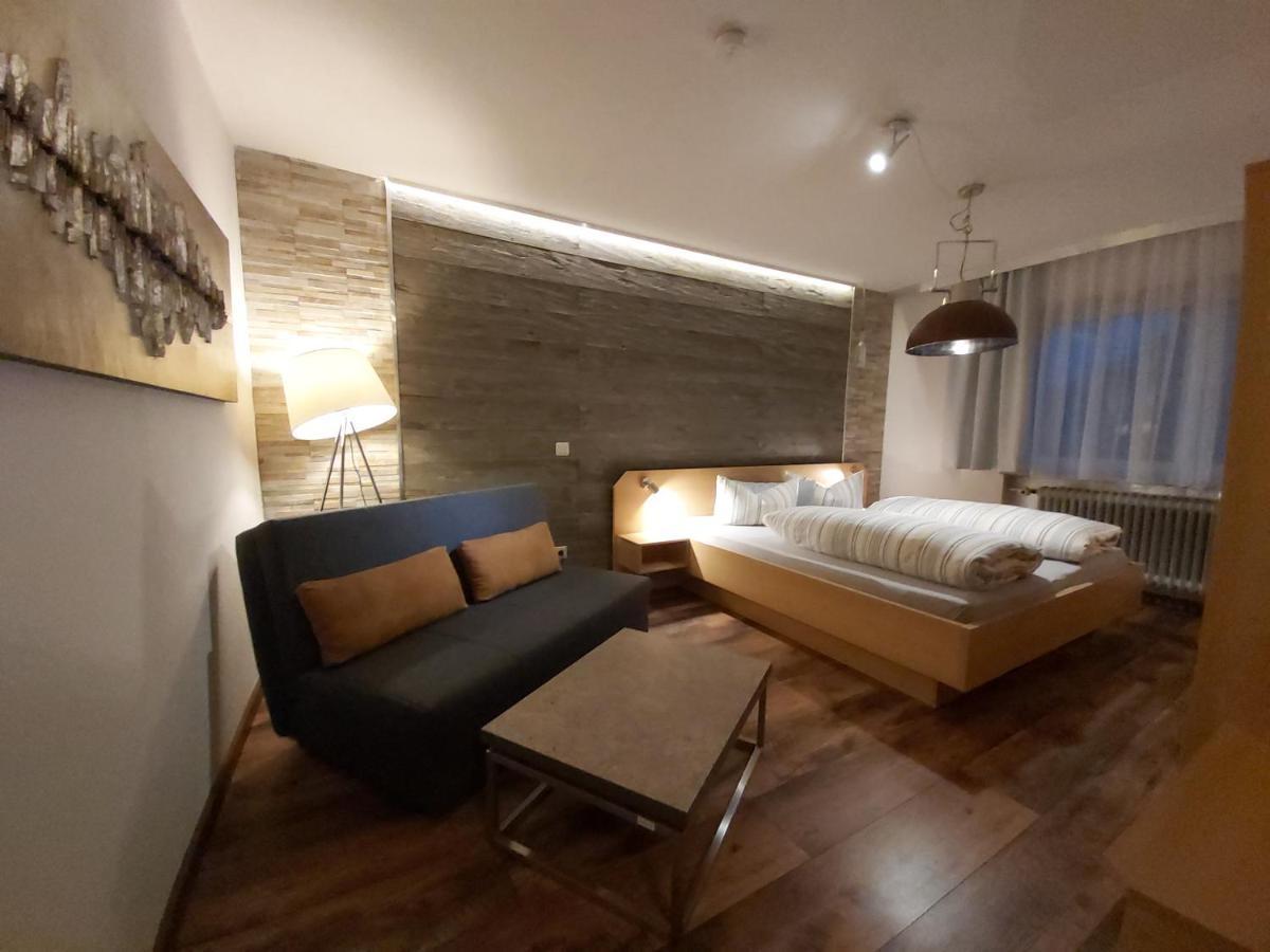 Hotel Garni Und Apartments Zur Krone Хильпольтштайн Экстерьер фото